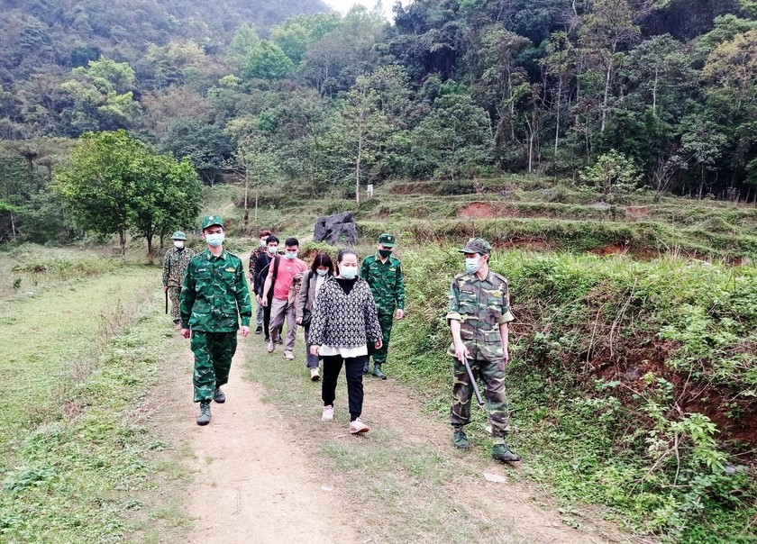 Tổ công tác của Đồn Biên phòng Ngọc Chung bắt giữ các đối tượng xuất nhập cảnh trái phép qua biên giới.