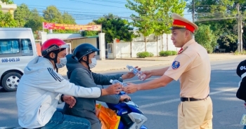 Cảnh sát giao thông Đồng Nai đồng hành cùng người dân trên mọi nẻo đường về quê đón Tết