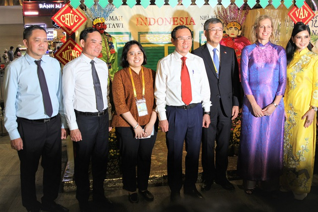 Phó Thủ tướng Chính phủ Trần Lưu Quang và Bí thư Thành ủy TPHCM Nguyễn Văn Nên chụp ảnh lưu niệm cùng đại diện các cơ quan ngoại giao tại TPHCM. Ảnh: VGP/Lê Anh