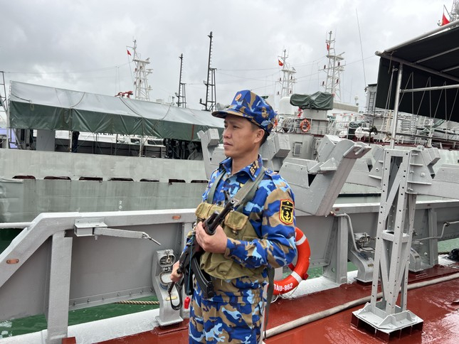 Chiến sĩ Hải quân trực gác trên tàu, dù trời đang mưa nhỏ. Ảnh: Thái Lâm.