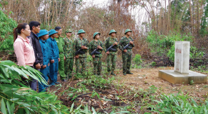 Cán bộ, chiến sĩ Đồn Biên phòng Cửa khẩu Quốc tế BờY (KonTum) phối hợp với lực lượng địa phương tuần tra bảo vệ biên giới.