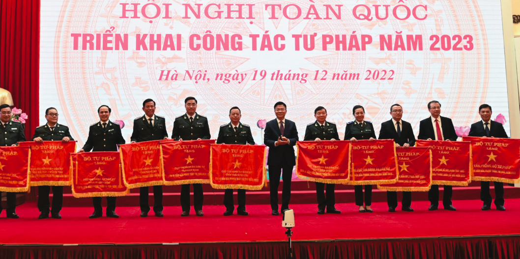 Bộ trưởng Lê Thành Long tặng Cờ của Bộ Tư pháp cho các đơn vị có thành tích trong công tác THADS.