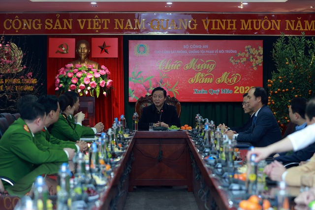 Phó Thủ tướng Trần Hồng Hà trao đổi với cán bộ, chiến sĩ C05 về một số nhiệm vụ cần tiếp tục tập trung trong năm 2023 - Ảnh: VGP/Minh Khôi