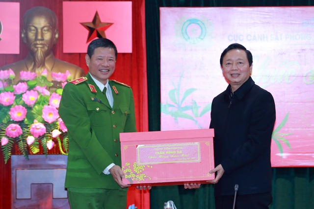 Thay mặt lãnh đạo Đảng, Nhà nước, Phó Thủ tướng gửi lời chúc mừng năm mới tới cán bộ, chiến sĩ C05 - Ảnh: VGP/Minh Khôi