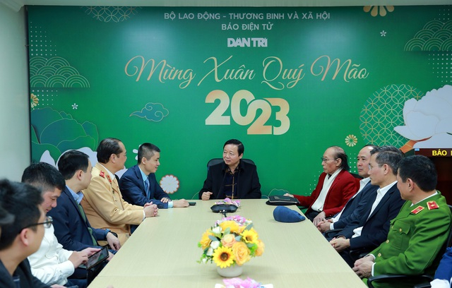 Phó Thủ tướng chúc mừng năm mới tới cán bộ, phóng viên báo Dân trí cũng như những người làm báo cả nước nhân dịp Xuân Quý Mão 2023 - Ảnh: VGP/Minh Khôi