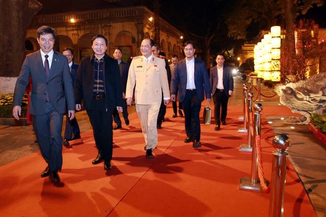 Phó Thủ tướng đánh giá cao công tác chuẩn bị của Trung tâm Bảo tồn di sản Hoàng thành Thăng Long để phục vụ người dân đến thăm quan, vui chơi nhân dịp Tết Nguyên đán - Ảnh: VGP/Minh Khôi