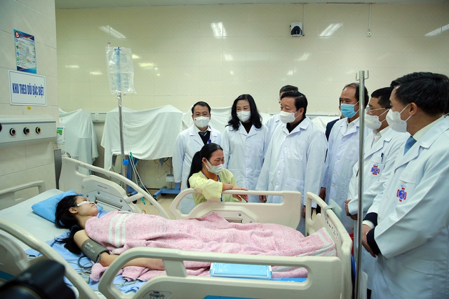 Phó Thủ tướng thăm hỏi, động viên một bệnh nhân đang điều trị tại khoa Hồi sức tích cực - Ảnh: VGP/Minh Khôi