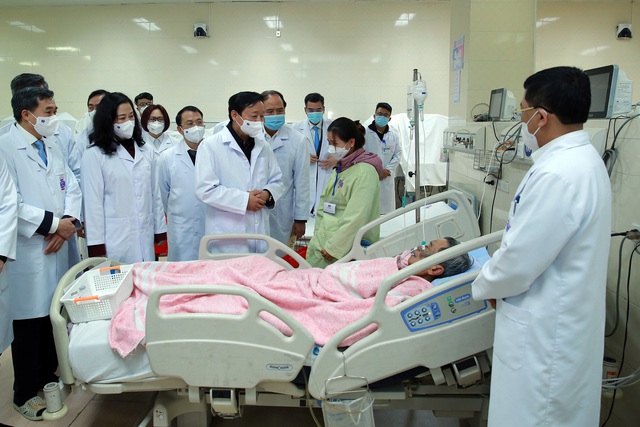 Phó Thủ tướng chúc những bệnh nhân phải đón Tết trong bệnh viện nhanh chóng phục hồi sức khỏe, sớm được về gia đình - Ảnh: VGP/Minh Khôi