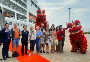 Quảng Ninh đón đoàn du khách quốc tế đầu tiên "xông đất" trong ngày đầu năm mới