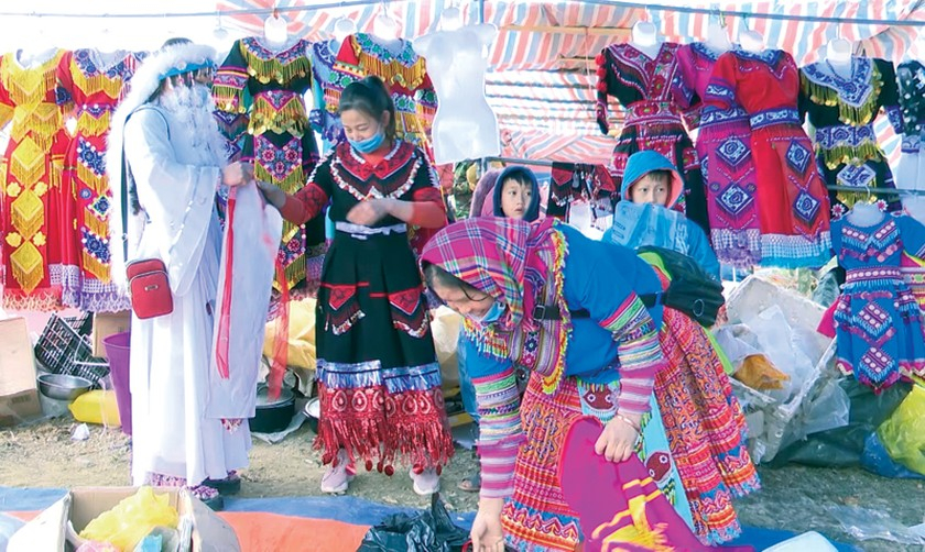 Trang phục các dân tộc được bày bán tại chợ phiên vùng cao.