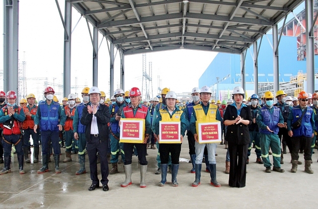 Bộ trưởng Bộ Xây dựng thăm và tặng quà Tết cho người lao động tại Khánh Hòa