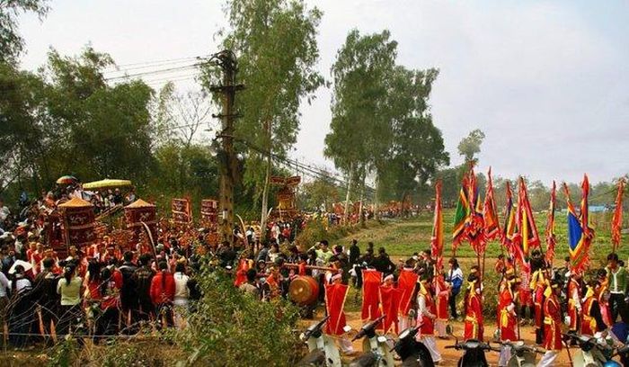 Lễ hội Cổ Loa gắn với nghi lễ rước kiệu của Bát xã Loa thành từ lâu đời. Ảnh tư liệu: VGP
