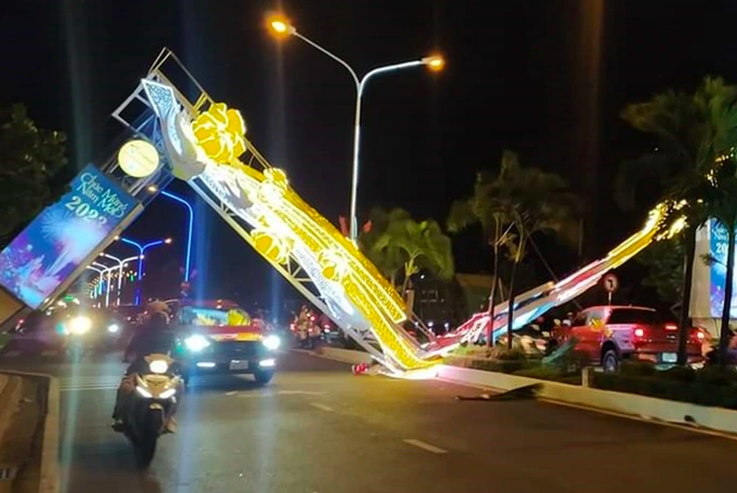Công trình trang trí chúc mừng năm mới 2023 ở TP Nha Trang bị sập.