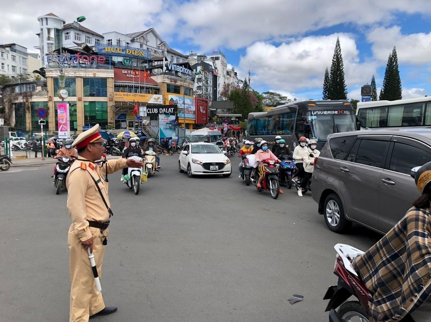 Lực lượng CSGT phân luồn tại trung tâm TP Đà Lạt để tránh tình trạng ùn tắc.