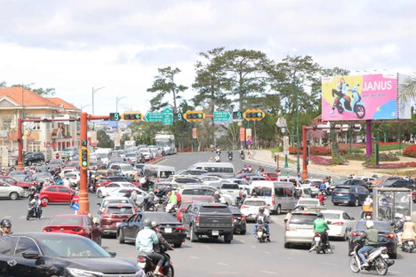 Phương tiện tham gia giao thông trong ngày Tết tại trung tâm Thành phố Đà Lạt.