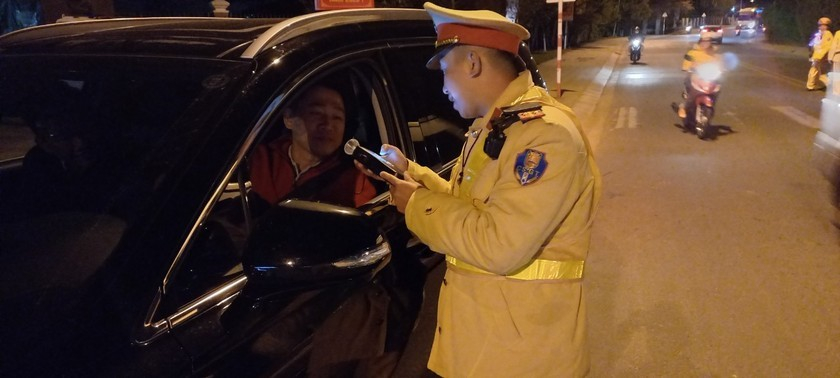 Kiểm tra nồng độ cồn tài xế lái xe vào trung tâm Đà Lạt.