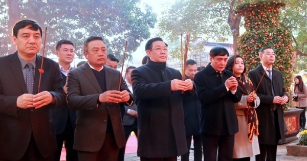 Chủ tịch Quốc hội Vương Đình Huệ dâng hương khai xuân tại Hoàng Thành Thăng Long