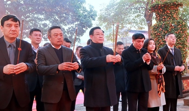 Chủ tịch Quốc hội Vương Đình Huệ dâng hương khai xuân tại Hoàng Thành Thăng Long