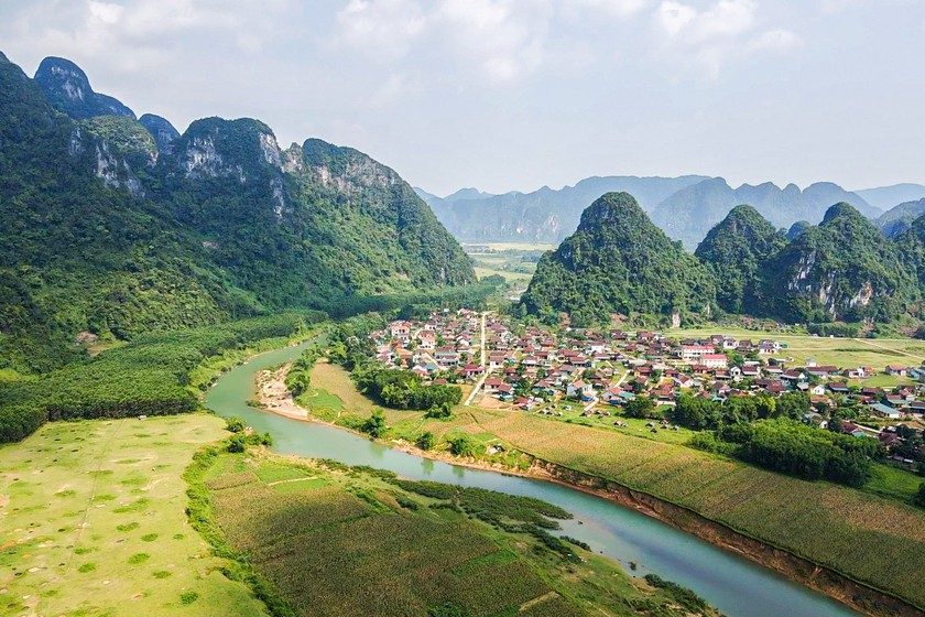Làng Tân Hóa, Quảng Bình nhận giải thưởng “Làng du lịch tốt nhất thế giới năm 2023”  (Best Tourism Village) do Tổ chức Du lịch thế giới (UNWTO) vinh danh. (Nguồn ảnh: baochinhphu.vn)