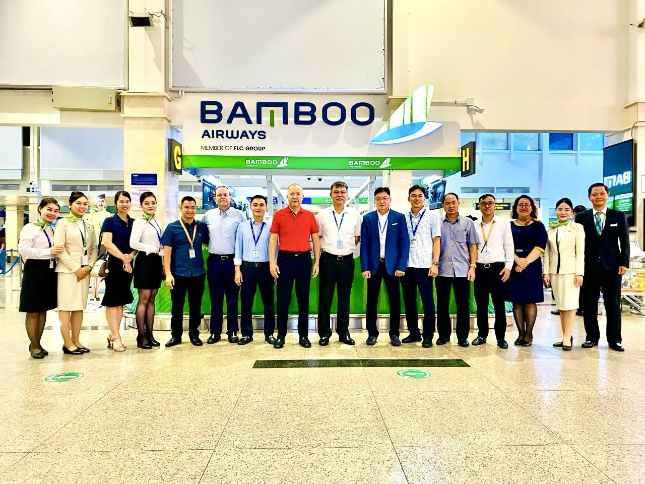 Q.TGĐ Pacific Airlines Nguyễn Anh Dũng (áo đỏ) cùng TGĐ Bamboo Airways Lương Hoài Nam (thứ 8 từ phải qua) cùng cán bộ hai Hãng hàng không