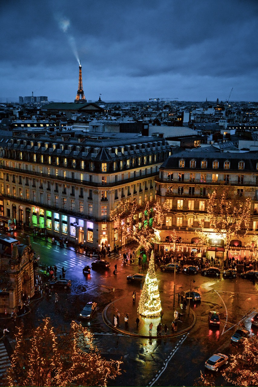 Paris kinh đô ánh sáng với cây thông Noel trướcTT thương mại Galeries Lafayette.