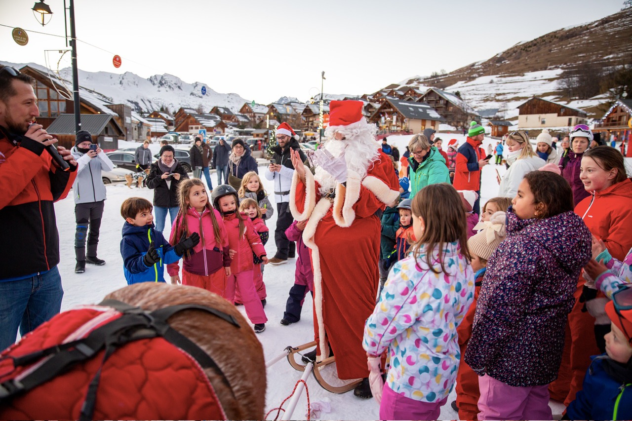 Ông già Noel chào đón du khách trên núi tuyết Les Sybelles, một làng nhỏ trên núi cao cách Paris 700 km.