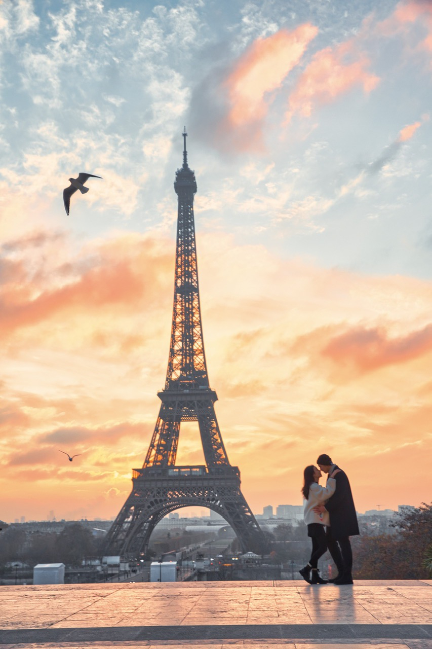 Thể hiện tình yêu bằng nụ hôn trong ánh bình minh của ngày đầu Năm Mới trước tháp Eiffel trên quảng trường Trocadero.