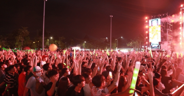 Hàng chục nghìn người hòa mình vào lễ hội âm thanh, ánh sáng tại TP Biên Hòa