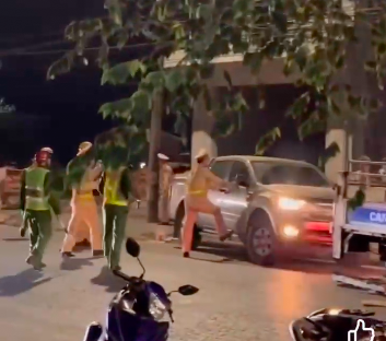 Video: CSGT khống chế, phá cửa kính xe ô tô bắt giữ "ma men"