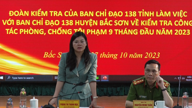 Phùng Thị Thanh  Nga, Chủ tịch UBND huyện Bắc Sơn phát biểu tại hội nghị. Ảnh CTTĐT huyện Bắc Sơn