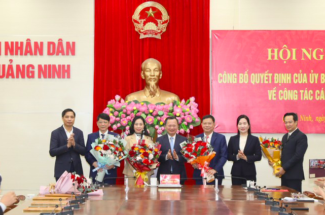 Chủ tịch UBND tỉnh Quảng Ninh, tặng hoa chúc mừng các cán bộ được trao quyết định điều động và bổ nhiệm.