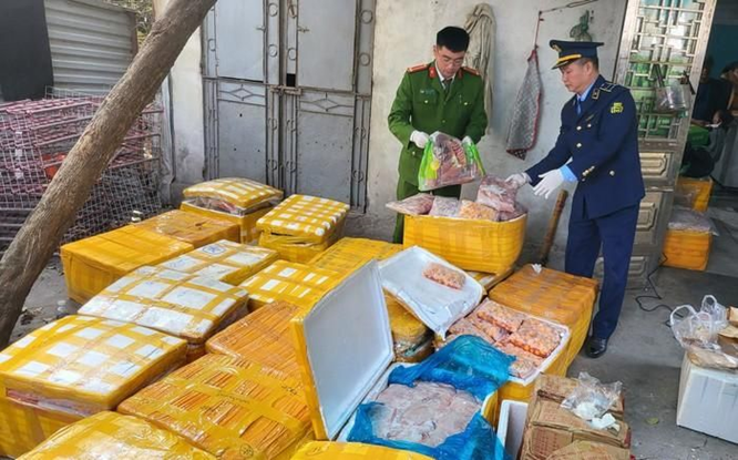 Hơn 1 tấn thực phẩm bẩn vừa bị CAQ Bắc Từ Liêm phối hợp lực lượng chức năng phát hiện, bắt giữ trước thềm Tết Nguyên đán 2024