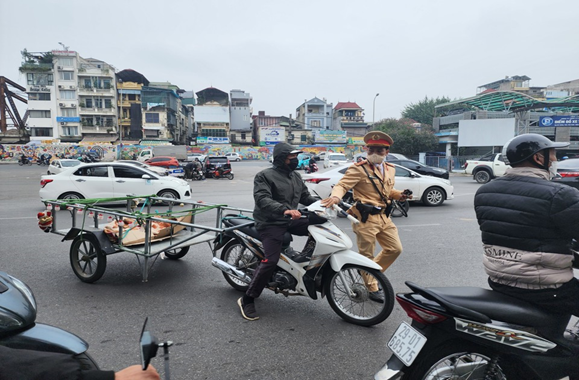 Cảnh sát giao thông xử lý các loại xe tự chế, xe cồng kềnh trên phố