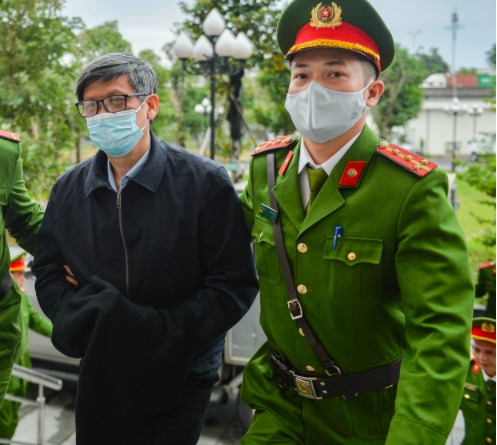 Cựu Bộ trưởng Bộ Y tế Nguyễn Thanh Long được dẫn giải đến tòa
