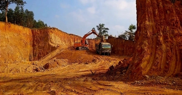 Tuyên Quang: Doanh nghiệp ngang nhiên múc đất rừng đi lấp ruộng và đổ nền đường tại xã Đông Thọ