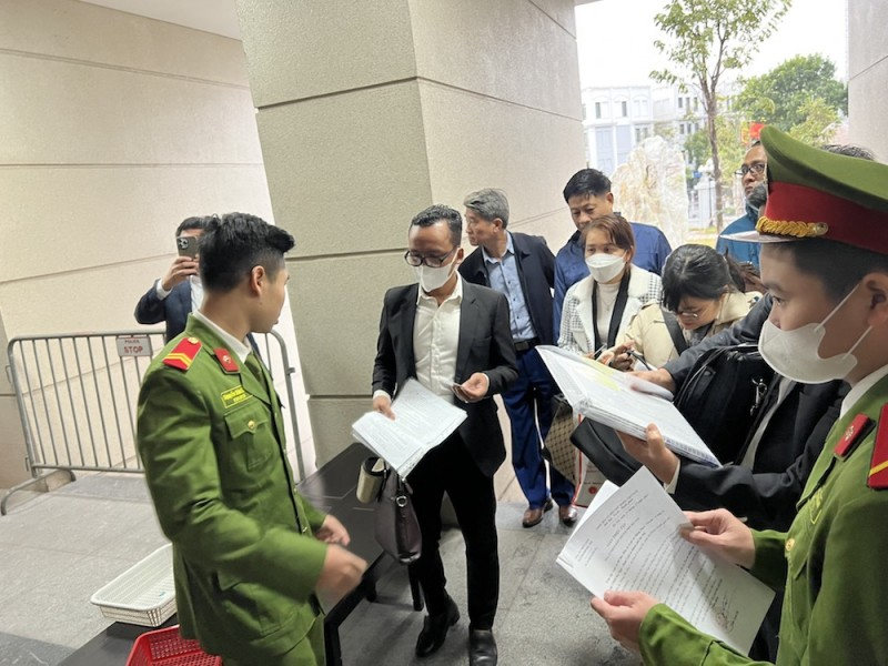 Ngay từ sớm, an ninh tại phiên tòa sơ thẩm xét xử đại án kit test Việt Á được thắt chặt tại TAND TP Hà Nội. Lực lượng chức năng kiểm soát an ninh ở cả trong phòng xử án và khu vực bên ngoài phòng xét xử.