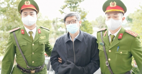 Hình ảnh 2 cựu Bộ trưởng và các bị cáo trong vụ Việt Á bị dẫn giải đến tòa