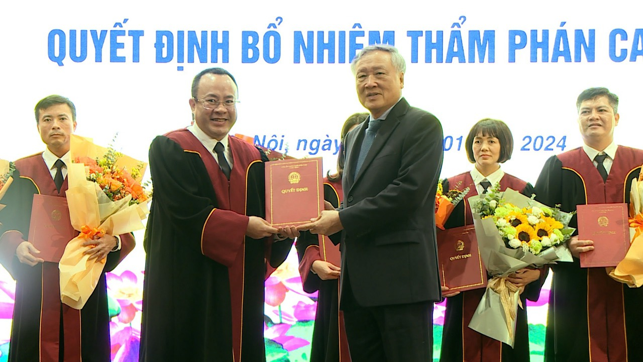Ủy viên Bộ Chính trị, Bí thư Trung ương Đảng, Chánh án TANDTC Nguyễn Hòa Bình