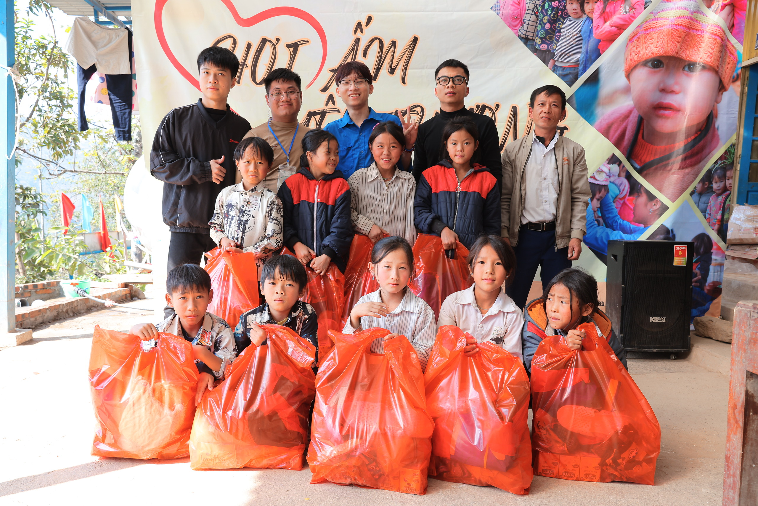 Chương trình Đông ấm 2023 được CLB Hành trình nhiệt huyết và Hội Sinh viên tình nguyện tuổi trẻ Bắc Ninh tổ chức.