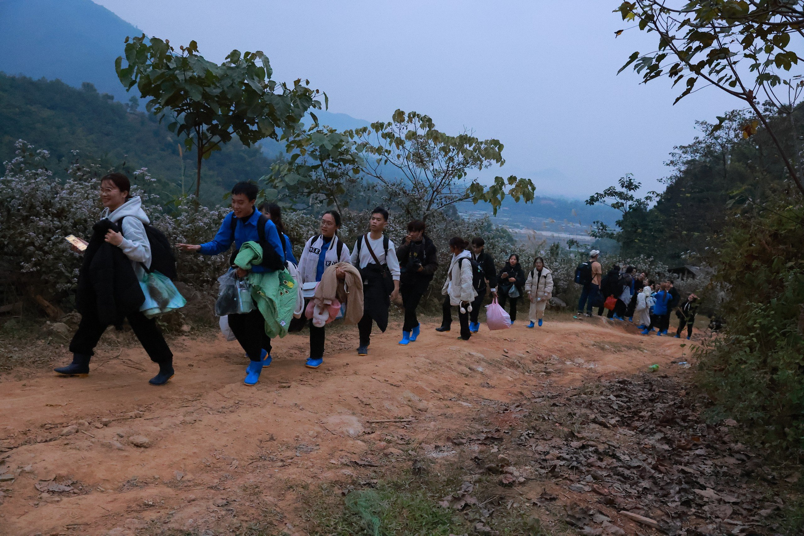 Để đến được điểm trường bán trú Chống Tầu, các tình nguyện viên phải mang đồ và đi bộ 3km xuyên qua đường đồi núi.