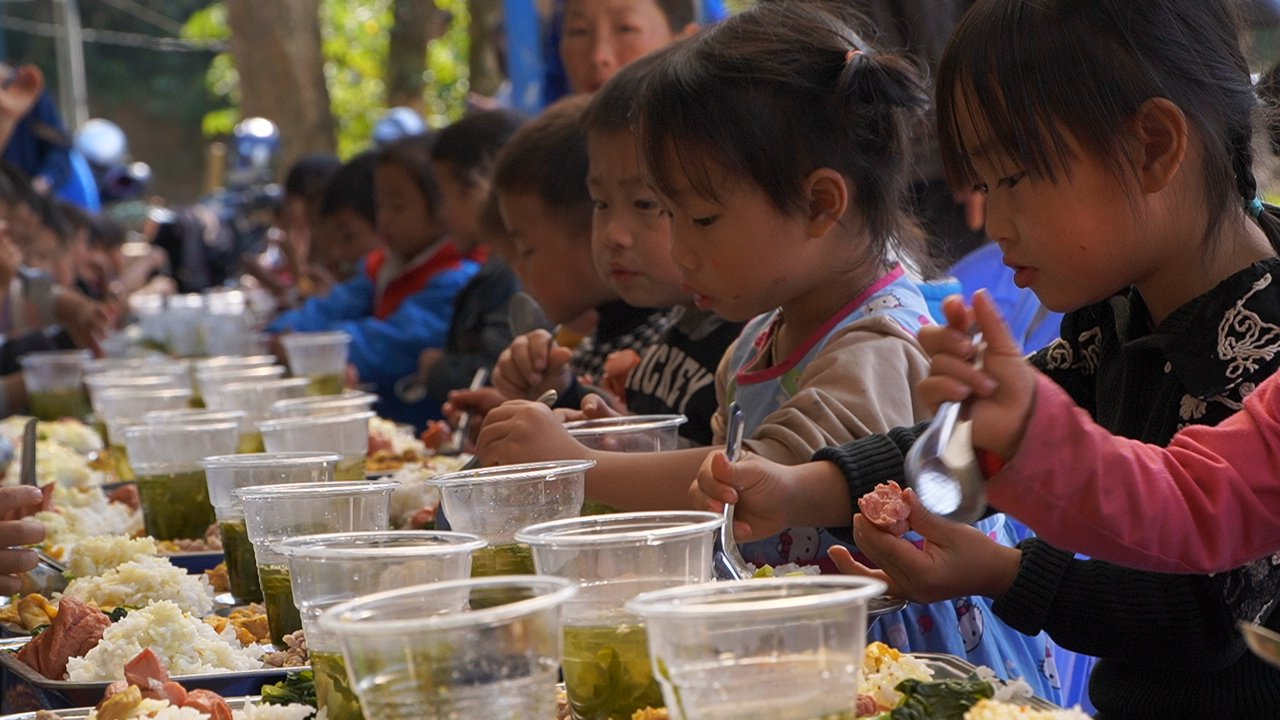 : Hơn suất ăn được chính tay thành viên CLB Hành trình nhiệt huyết và Hội Sinh viên tình nguyên tuổi trẻ Bắc Ninh nấu cho các em nhỏ.