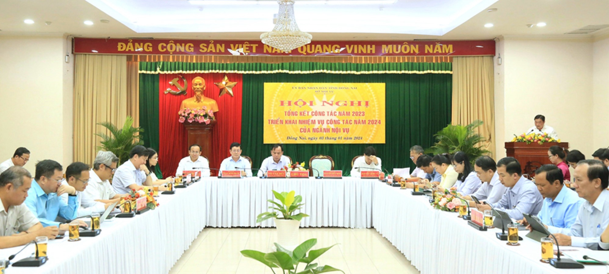 Giám đốc Sở Nội vụ Nguyễn Hữu Định phát biểu tại Hội nghị tổng kết năm 2023 và triển khai nhiệm vụ năm 2024.