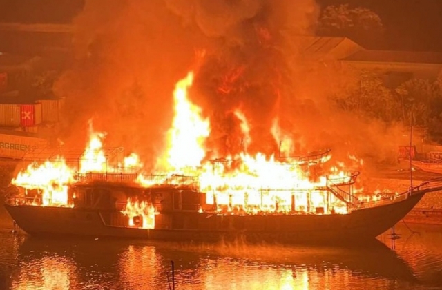 Quảng Ninh: 3 tàu gỗ cháy rụi khi neo đậu trên sông Ka Long