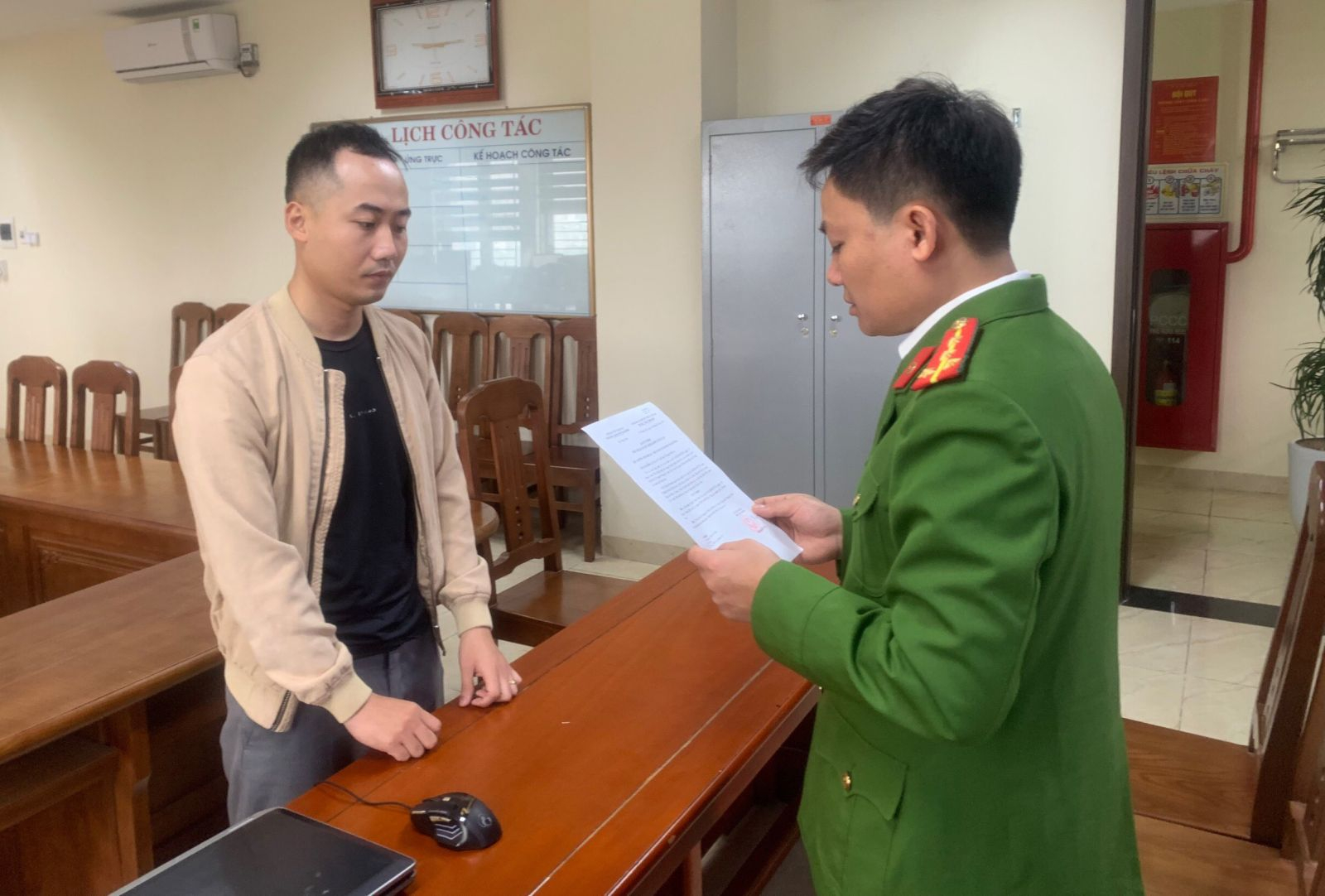 Cơ quan CSĐT Công an thành phố Thanh Hoá thi hành Quyết định khởi tố bị can đối với Lê Văn Thọ. (Ảnh: Công an Thanh Hoá)