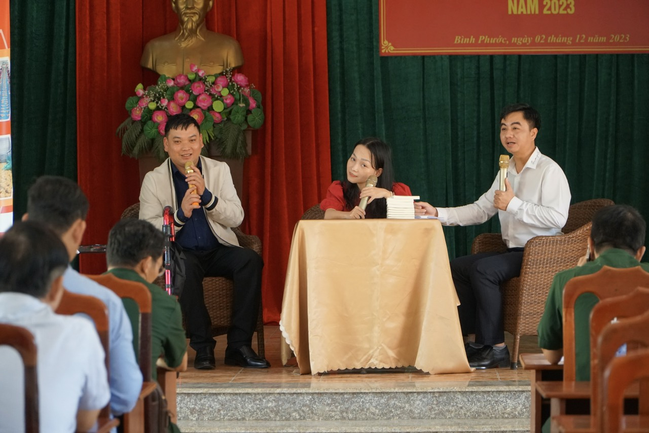 Ông Trần Quốc Duy, Giám đốc TT XTĐT,TM&amp;amp;DL (phải) điều hành talkshow với nữ nhà văn Trần Trà My và anh Lưu Lập Đức, Giám đốc Công ty TNHH Agri Đức Tiến (trái)