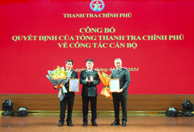Ông Lê Sỹ Bảy, Phó Tổng Thanh tra Chính phủ (đứng giữa) trao quyết định bổ nhiệm và tặng hoa chúc mừng ông Nguyễn Văn Cảnh (trái ảnh) và ông Nguyễn Mạnh Hường (Ảnh: TTCP).
