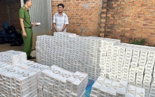 Đắk Lắk: Bắt đối tượng vận chuyển, tàng trữ 19.600 bao thuốc lá lậu