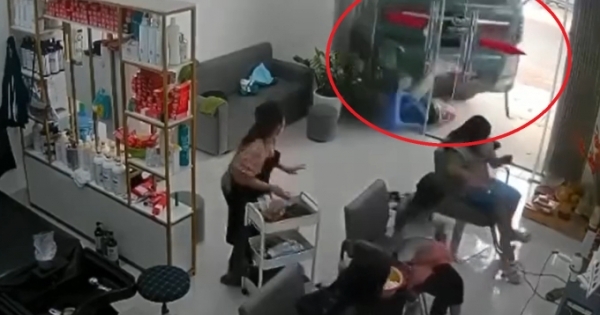 Video: Xe tải lao thẳng vào quán cắt tóc, 4 người phụ nữ may mắn thoát chết trong gang tấc