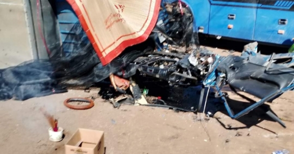 Đắk Lắk: Xe khách 45 chỗ mất lái đâm vào xe tải, một tài xế tử vong
