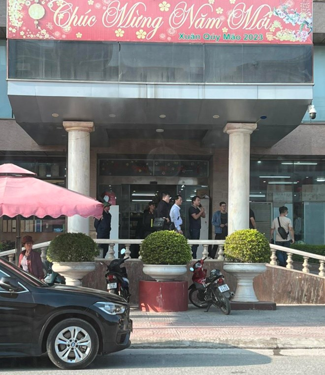 Lực lượng công an đứng trước cửa trụ sở Hải Hà Petro chiều 9.1. Ảnh: Nam Hồng
